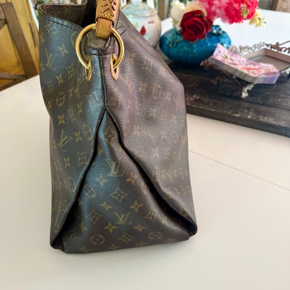 Louis Vuitton Monogram Artsy MM Shoulder Bag with Gold Accents - Picture 3 of 11